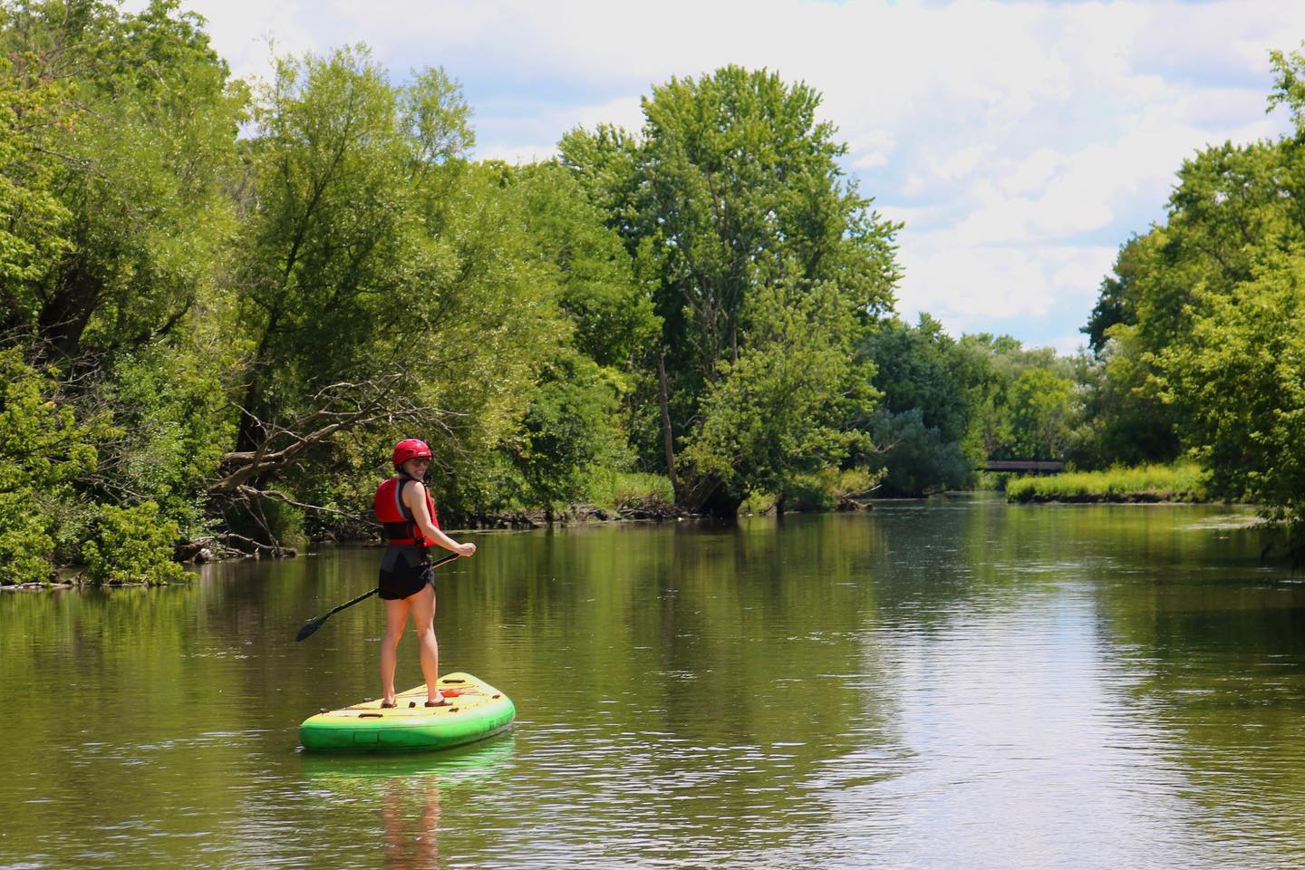 Ever tried stand-up paddle boarding? The DuPage River in Naperville is a great place to start! Book with us at www.napervillekayak.com 🌊